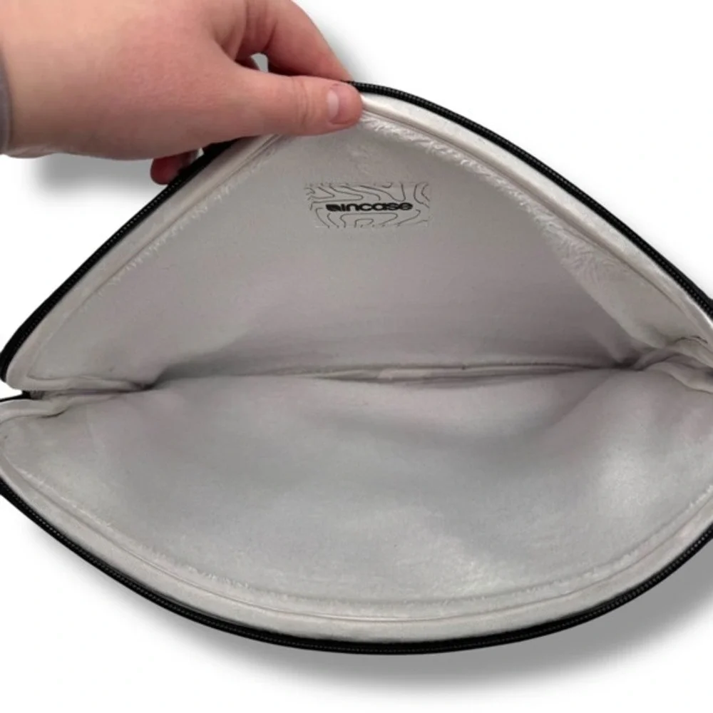 Incase Laptop Sleeve Unisex‎ Black Neoprene Padded Faux Fur Lining Case